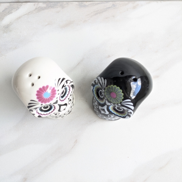 BOSTON WAREHOUSE Sugar Skull Salt & Pepper Shakers - Picture 4 of 6